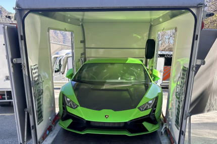 Closed Trailer in Use with an Exclusive Car